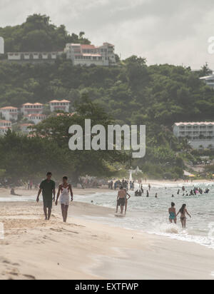 Ein paar Strandspaziergang gemeinsam Spinnaker, Grenada in der Karibik-Credit: Euan Cherry Stockfoto