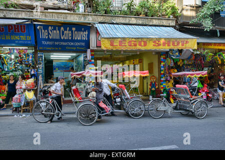 CYCLOS und Touristen, ein Grundnahrungsmittel auf den Straßen von Hanoi, Vietnam Stockfoto