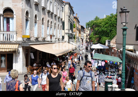 Italien Marktstände - Venedig - Cannaregio Region - beschäftigt Szene auf der Strada Nova - die Haupteinkaufsstraße - Shopper Sonnenschein Stockfoto