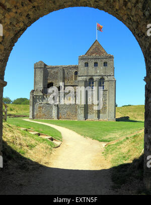 Castle Rising Castle durch Bogen, 12. Jahrhundert Bergfried, Norfolk England UK englische mittelalterliche Burgen Stockfoto