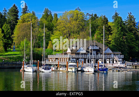 Vancouver Rowing Club, gegründet 1886, im Stanley Park mit Segelbooten, Yachten und Kajaks in der Marina. Stockfoto