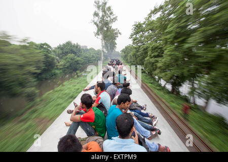 Dhaka, Bangladesch. 16. Juli 2015. Muslimische Homebound Menschen Menschenmenge auf dem Dach auch ein Risiko einzugehen und warten auf einen anderen Zug als ein Versuch, in ihre Dörfer vor den Eid Ul-Fitr feiern am Flughafen-Bahnhof in Dhaka zu reisen. Millionen Bangladescher dürften nach Hause reisen, Reisen in überfüllten Zügen die Rückkehr gefährlich machen. Muslime auf der ganzen Welt vorzubereiten, eine der größten muslimischen religiösen Festival von Eid Ul-Fitr nach dem Ende des Ramadan zu feiern. Bildnachweis: ZUMA Press, Inc./Alamy Live-Nachrichten Stockfoto