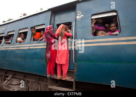 Dhaka, Bangladesch. 16. Juli 2015. Muslimische Homebound Menschen Menschenmenge auf dem Dach auch ein Risiko einzugehen und warten auf einen anderen Zug als ein Versuch, in ihre Dörfer vor den Eid Ul-Fitr feiern am Flughafen-Bahnhof in Dhaka zu reisen. Millionen Bangladescher dürften nach Hause reisen, Reisen in überfüllten Zügen die Rückkehr gefährlich machen. Muslime auf der ganzen Welt vorzubereiten, eine der größten muslimischen religiösen Festival von Eid Ul-Fitr nach dem Ende des Ramadan zu feiern. Bildnachweis: ZUMA Press, Inc./Alamy Live-Nachrichten Stockfoto