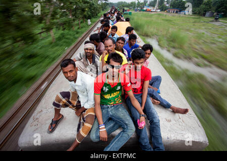 Dhaka, Bangladesch. 16. Juli 2015. Muslimische Homebound Menschen Menschenmenge auf dem Dach auch ein Risiko einzugehen und warten auf einen anderen Zug als ein Versuch, in ihre Dörfer vor den Eid Ul-Fitr feiern am Flughafen-Bahnhof in Dhaka zu reisen. Millionen Bangladescher dürften nach Hause reisen, Reisen in überfüllten Zügen die Rückkehr gefährlich machen. Muslime auf der ganzen Welt vorzubereiten, eine der größten muslimischen religiösen Festival von Eid Ul-Fitr nach dem Ende des Ramadan zu feiern. Bildnachweis: ZUMA Press, Inc./Alamy Live-Nachrichten Stockfoto