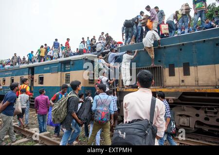 Dhaka, Bangladesch. 16. Juli 2015. Muslimische Homebound Menschen Menschenmenge auf dem Dach auch ein Risiko einzugehen und warten auf einen anderen Zug als ein Versuch, in ihre Dörfer vor den Eid Ul-Fitr feiern am Flughafen-Bahnhof in Dhaka zu reisen. Millionen Bangladescher dürften nach Hause reisen, Reisen in überfüllten Zügen die Rückkehr gefährlich machen. Muslime auf der ganzen Welt vorzubereiten, eine der größten muslimischen religiösen Festival von Eid Ul-Fitr nach dem Ende des Ramadan zu feiern. Bildnachweis: ZUMA Press, Inc./Alamy Live-Nachrichten Stockfoto