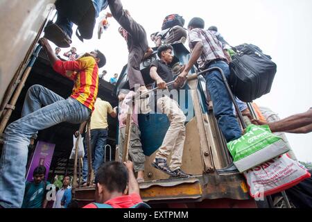 Dhaka, Bangladesch. 16. Juli 2015. Muslimische Homebound Menschen Menschenmenge auf dem Dach auch ein Risiko einzugehen und warten auf einen anderen Zug als ein Versuch, in ihre Dörfer vor den Eid Ul-Fitr feiern am Flughafen-Bahnhof in Dhaka zu reisen. Millionen Bangladescher dürften nach Hause reisen, Reisen in überfüllten Zügen die Rückkehr gefährlich machen. Muslime auf der ganzen Welt vorzubereiten, eine der größten muslimischen religiösen Festival von Eid Ul-Fitr nach dem Ende des Ramadan zu feiern. Bildnachweis: ZUMA Press, Inc./Alamy Live-Nachrichten Stockfoto