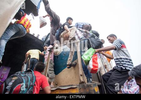 Dhaka, Bangladesch. 16. Juli 2015. Muslimische Homebound Menschen Menschenmenge auf dem Dach auch ein Risiko einzugehen und warten auf einen anderen Zug als ein Versuch, in ihre Dörfer vor den Eid Ul-Fitr feiern am Flughafen-Bahnhof in Dhaka zu reisen. Millionen Bangladescher dürften nach Hause reisen, Reisen in überfüllten Zügen die Rückkehr gefährlich machen. Muslime auf der ganzen Welt vorzubereiten, eine der größten muslimischen religiösen Festival von Eid Ul-Fitr nach dem Ende des Ramadan zu feiern. Bildnachweis: ZUMA Press, Inc./Alamy Live-Nachrichten Stockfoto