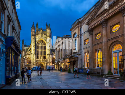 Bath Abbey in der Nacht mit dem Roman Baths und Trinkhalle, Recht, Abtei Kirchhof, Bath, Somerset, England, UK Stockfoto