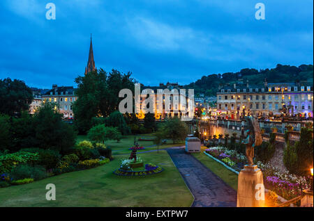 Nachtaufnahme von Parade Gardens in der historischen Altstadt, Bath, Somerset, England, UK Stockfoto