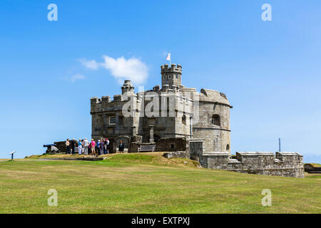 Touristen vor der Bergfried bei Pendennis Castle, Falmouth, Cornwall, England, UK Stockfoto