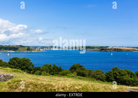 Blick über Carrick Roads in Richtung St Mawes von Pendennis Castle, Falmouth, Cornwall, England, Vereinigtes Königreich Stockfoto