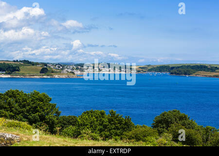 Blick über Carrick Roads in Richtung St Mawes von Pendennis Castle, Falmouth, Cornwall, England, Vereinigtes Königreich Stockfoto