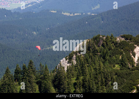 Gleitschirm fliegen über bayerische Berge im Sommer Stockfoto