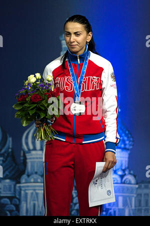 Moskau, Russland. 16. Juli 2015. SHANAEVA Aida mit Silbermedaille bei der Frauen individuelle Folie Fechten übereinstimmen. Tag 4. 2015 Welt Fechten Weltmeisterschaft in Moskau, Russland. © Anna Sergeeva/ZUMA Draht/Alamy Live-Nachrichten Stockfoto