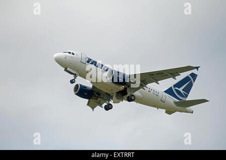 Ein Tarom Airbus 318-111 (YR-ASD) kleinste der Airbus-Familie von Flugzeugen Inverness Airport abfliegen.  SCO 9965. Stockfoto