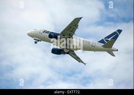 Ein Tarom Airbus 318-111 (YR-ASD) kleinste der Airbus-Familie von Flugzeugen Inverness Airport abfliegen.  SCO 9966. Stockfoto