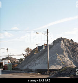 Straßenlaterne und Schmutz Hügel am 14. August 2013 in Ortley Beach, New Jersey. Stockfoto