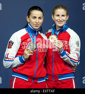 Moskau, Russland. 16. Juli 2015. DERIGLAZOVA Inna von Russland (Gold). SHANAEVA Aida (Silber) mit Medaillen bei der Frauen individuelle Folie Fechten übereinstimmen. Tag 4. 2015 Welt Fechten Weltmeisterschaft in Moskau, Russland. © Anna Sergeeva/ZUMA Draht/Alamy Live-Nachrichten Stockfoto