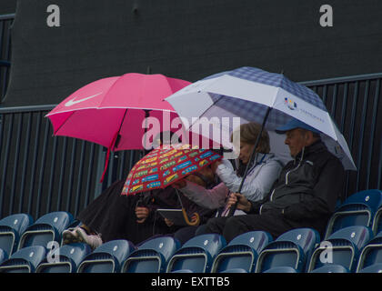 St Andrews, Fife, Schottland, Großbritannien. 16. Juli 2015. Zuschauer-Heltering vor dem Regen in der ersten Runde des 144. British Open Golf St. Andrews, Fife, Schottland, Großbritannien. 16.07.2015 Credit: Kirsty Robson/Alamy Live-Nachrichten Stockfoto