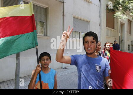 Athen, Griechenland. 16. Juli 2015. Ein Demonstrant Makies ein Sieg melden Sie bei den Abdullah Öcalan Solidarität Protest in Athen. Kurden leben in "Griechenland, marschierten an die türkische Botschaft, fordern Freilassung der Wassertruppführer den (kurdische Arbeiterpartei) PKK, die derzeit in der Türkei inhaftiert ist. Stockfoto