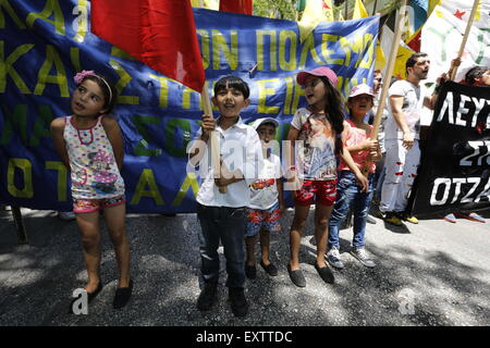 Athen, Griechenland. 16. Juli 2015. Eine Gruppe von kurdischen Kindern führen Abdullah Öcalan Solidarität Protest in Athen. Kurden leben in "Griechenland, marschierten an die türkische Botschaft, fordern Freilassung der Wassertruppführer den (kurdische Arbeiterpartei) PKK, die derzeit in der Türkei inhaftiert ist. Stockfoto