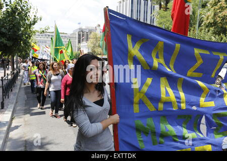 Athen, Griechenland. 16. Juli 2015. Eine kurdische Demonstranten trägt eine Banner, fordern die Freilassung des PKK-Führers Abdullah Öcalan. Kurden leben in "Griechenland, marschierten an die türkische Botschaft, fordern Freilassung der Wassertruppführer den (kurdische Arbeiterpartei) PKK, die derzeit in der Türkei inhaftiert ist. Stockfoto