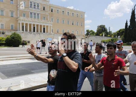 Athen, Griechenland. 16. Juli 2015. Demonstranten rufen Parolen außerhalb des griechischen Parlaments an Abdullah Öcalan Solidarität Proteste in Athen. Kurden leben in "Griechenland, marschierten an die türkische Botschaft, fordern Freilassung der Wassertruppführer den (kurdische Arbeiterpartei) PKK, die derzeit in der Türkei inhaftiert ist. Stockfoto