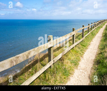 Zaun auf hohen Klippen neben The Cleveland Art National Trail Fußweg zwischen Saltburn und Staithes. North Yorkshire. UK Stockfoto