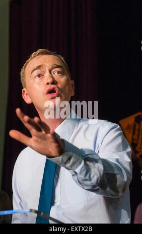 Islington Assembly Hall, London, 16. Juli 2015. Die Liberaldemokraten kündigen ihr neuen Anführer Tim Farron MP, die von Gruppenmitgliedern in einer Abstimmung gegen Norman Lamm MP gewählt wurde. Bild: Neue Liberal Democrats Tim Faron richtet sich mit seiner Siegesrede schwört auf die Partei, Islington Aula wieder aufzubauen. Bildnachweis: Paul Davey/Alamy Live-Nachrichten Stockfoto