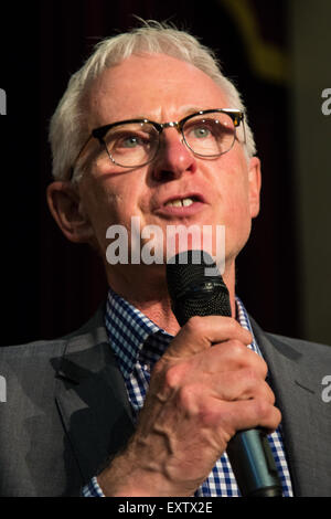 Islington Assembly Hall, London, 16. Juli 2015. Die Liberaldemokraten kündigen ihr neuen Anführer Tim Farron MP, die von Gruppenmitgliedern in einer Abstimmung gegen Norman Lamm MP gewählt wurde. Bild: Norman Lamb MP gratuliert Tim Farron mit einer freundlichen Ansprache, in der er seine volle Unterstützung angeboten. Bildnachweis: Paul Davey/Alamy Live-Nachrichten Stockfoto