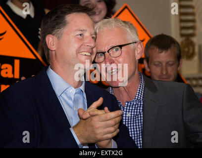 Islington Assembly Hall, London, 16. Juli 2015. Die Liberaldemokraten kündigen ihr neuen Anführer Tim Farron MP, die von Gruppenmitgliedern in einer Abstimmung gegen Norman Lamm MP gewählt wurde. Bild: Ehemalige LibDem Führer und Vizepremierminister Nick Clegg und Norman Lamm MP. Bildnachweis: Paul Davey/Alamy Live-Nachrichten Stockfoto