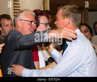 Islington Assembly Hall, London, 16. Juli 2015. Die Liberaldemokraten kündigen ihr neuen Anführer Tim Farron MP, die von Gruppenmitgliedern in einer Abstimmung gegen Norman Lamm MP gewählt wurde. Bild: New Liberal Democrat Leader Tim Farron (R) umarmt seinen Gegner in der Partei Führung Rennen, Norman Lamm MP. Bildnachweis: Paul Davey/Alamy Live-Nachrichten Stockfoto