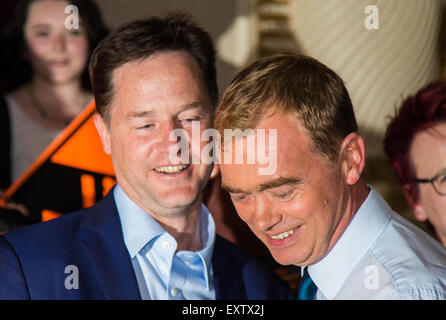 Islington Assembly Hall, London, 16. Juli 2015. Die Liberaldemokraten kündigen ihr neuen Anführer Tim Farron MP, die von Gruppenmitgliedern in einer Abstimmung gegen Norman Lamm MP gewählt wurde. Bild: Nick Clegg gratuliert Tim Farron zu seinem Sieg. Bildnachweis: Paul Davey/Alamy Live-Nachrichten Stockfoto