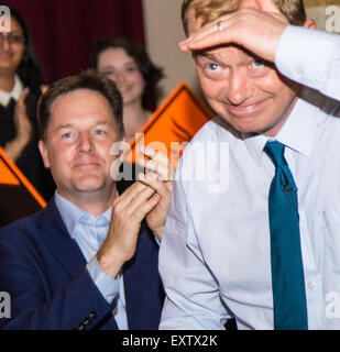 Islington Assembly Hall, London, 16. Juli 2015. Die Liberaldemokraten kündigen ihr neuen Anführer Tim Farron MP, die von Gruppenmitgliedern in einer Abstimmung gegen Norman Lamm MP gewählt wurde. Bild: Raus mit dem alten mit dem neuen - ehemaliger liberaler Demokrat Führer Nick Clegg applaudiert, als Tim Farron auf das Podium zu einem Ausbruch von Blitzlichtgewitter nimmt. Bildnachweis: Paul Davey/Alamy Live-Nachrichten Stockfoto