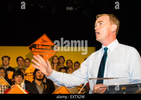 Islington Assembly Hall, London, 16. Juli 2015. Die Liberaldemokraten kündigen ihr neuen Anführer Tim Farron MP, die von Gruppenmitgliedern in einer Abstimmung gegen Norman Lamm MP gewählt wurde. Bild: Neue Liberal Democrats Tim Faron richtet sich mit seiner Siegesrede schwört auf die Partei, Islington Aula wieder aufzubauen. Bildnachweis: Paul Davey/Alamy Live-Nachrichten Stockfoto