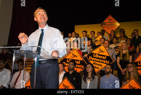 Islington Assembly Hall, London, 16. Juli 2015. Die Liberaldemokraten kündigen ihr neuen Anführer Tim Farron MP, die von Gruppenmitgliedern in einer Abstimmung gegen Norman Lamm MP gewählt wurde. Bild: Neue Liberal Democrats Tim Faron richtet sich mit seiner Siegesrede schwört auf die Partei, Islington Aula wieder aufzubauen. Bildnachweis: Paul Davey/Alamy Live-Nachrichten Stockfoto