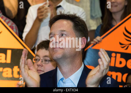 Islington Assembly Hall, London, 16. Juli 2015. Die Liberaldemokraten kündigen ihr neuen Anführer Tim Farron MP, die von Gruppenmitgliedern in einer Abstimmung gegen Norman Lamm MP gewählt wurde. Bild: Ehemalige Lib-Dem Anführer Nick Clegg begrüßt die neugewählten Parteivorsitzenden nach seiner Rede. Bildnachweis: Paul Davey/Alamy Live-Nachrichten Stockfoto