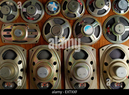 alte Lautsprecher-Sammlung auf den Holztisch Blick von oben Stockfoto