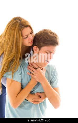 Paar zeigt erste-Hilfe-Verfahren für Abdominal-Schübe, Heimlich-Manöver oder Manöver Erstickungsgefahr durch Fremdkörper zu behandeln. Stockfoto