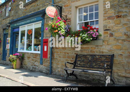 Der Dorfladen und Post in Pilsley, ein Dorf von Chatsworth Anwesen im Peak District, Derbyshire England UK Stockfoto