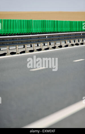 Leere zwei-spurige Autobahn mit Weizenfeld auf dem Hintergrund Stockfoto