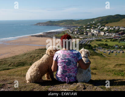 Frau saß auf Potters Hügel mit Blick auf die Ansicht von Woolacombe, Devon, UK Stockfoto