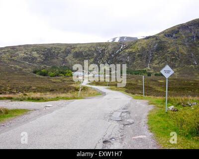 Einspurigen Straße nach Glencoe Ski Centre, Glencoe, Argyll, Schottland, Großbritannien. Stockfoto