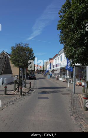 Nørregade (Noerregade), die wichtigste Einkaufsstraße in das Fischerdorf Hundested, Nord Seeland, Dänemark, an einem sonnigen Sommertag. Stockfoto