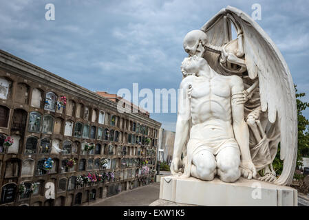 Die Skulptur der Kuss des Todes von Josep Llaudet Soler Grab auf Poblenou Friedhof (Ost-Friedhof) in Barcelona, Spanien Stockfoto