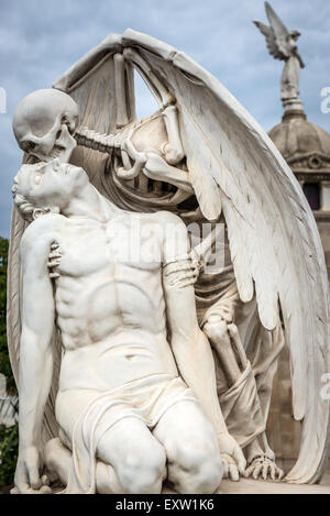 Die Skulptur der Kuss des Todes von Josep Llaudet Soler Grab auf Poblenou Friedhof (Ost-Friedhof) in Barcelona, Spanien Stockfoto