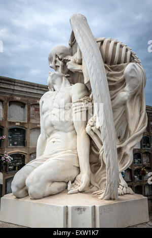 Die Skulptur der Kuss des Todes von Josep Llaudet Soler Grab auf Poblenou Friedhof (Ost-Friedhof) in Barcelona, Spanien Stockfoto