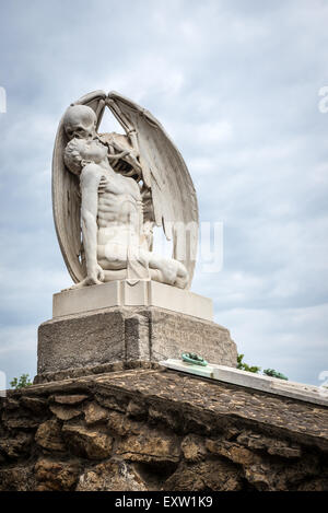 Die Skulptur der Kuss des Todes von Josep Llaudet Soler Grab auf Poblenou Friedhof (Ost-Friedhof) in Barcelona, Spanien Stockfoto