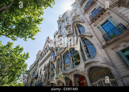 renovierte Casa Batllo Gebäude (genannt House of Bones) entworfen von Antoni Gaudi am Passeig de Gràcia Avenue in Barcelona, Spanien Stockfoto