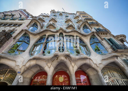 renovierte Casa Batllo Gebäude (genannt House of Bones) entworfen von Antoni Gaudi am Passeig de Gràcia Avenue in Barcelona, Spanien Stockfoto